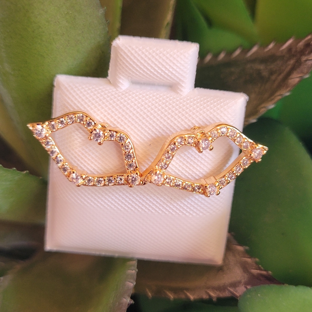 Small gold plated kiss 💋 earrings